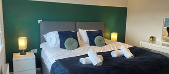 Stylish Contractor house 2x parking garden Wi-Fi, 3 double rooms 1 x ensuite