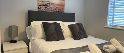 3 habitaciones, tabla de planchar con plancha, wifi y ropa de cama