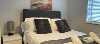 Stylish Contractor house 2x parking garden Wi-Fi, 3 double rooms 1 x ensuite