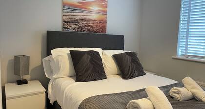Stylish Contractor house 2x parking garden Wi-Fi, 3 double rooms 1 x ensuite