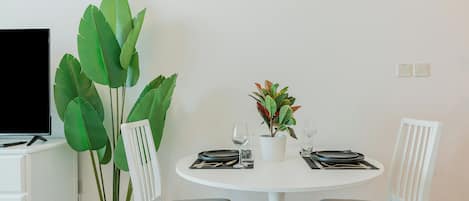 Exclusive Studio, Non Smoking, City View | Dining