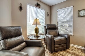 Interior - Close to Ober Gatlinburg, 3 stories, 3 king size beds, hot tub, pool table (Gatlinburg)