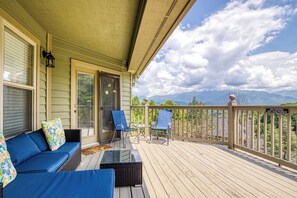 Terrace/patio - Close to Ober Gatlinburg, 3 stories, 3 king size beds, hot tub, pool table (Gatlinburg)