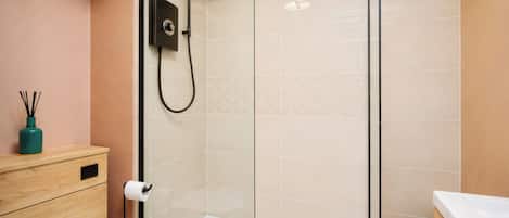 Douche, séchoir à cheveux, serviettes fournies, savon