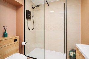 Shower, hair dryer, towels, soap - Stylish Furnished 1-Bed Apartment | Parking | Ideal Short Let – Banbury (Banbury)