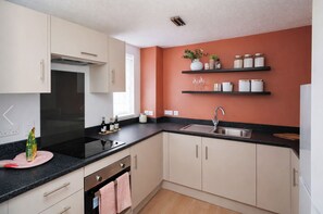 Private kitchen - Stylish Furnished 1-Bed Apartment | Parking | Ideal Short Let – Banbury (Banbury)