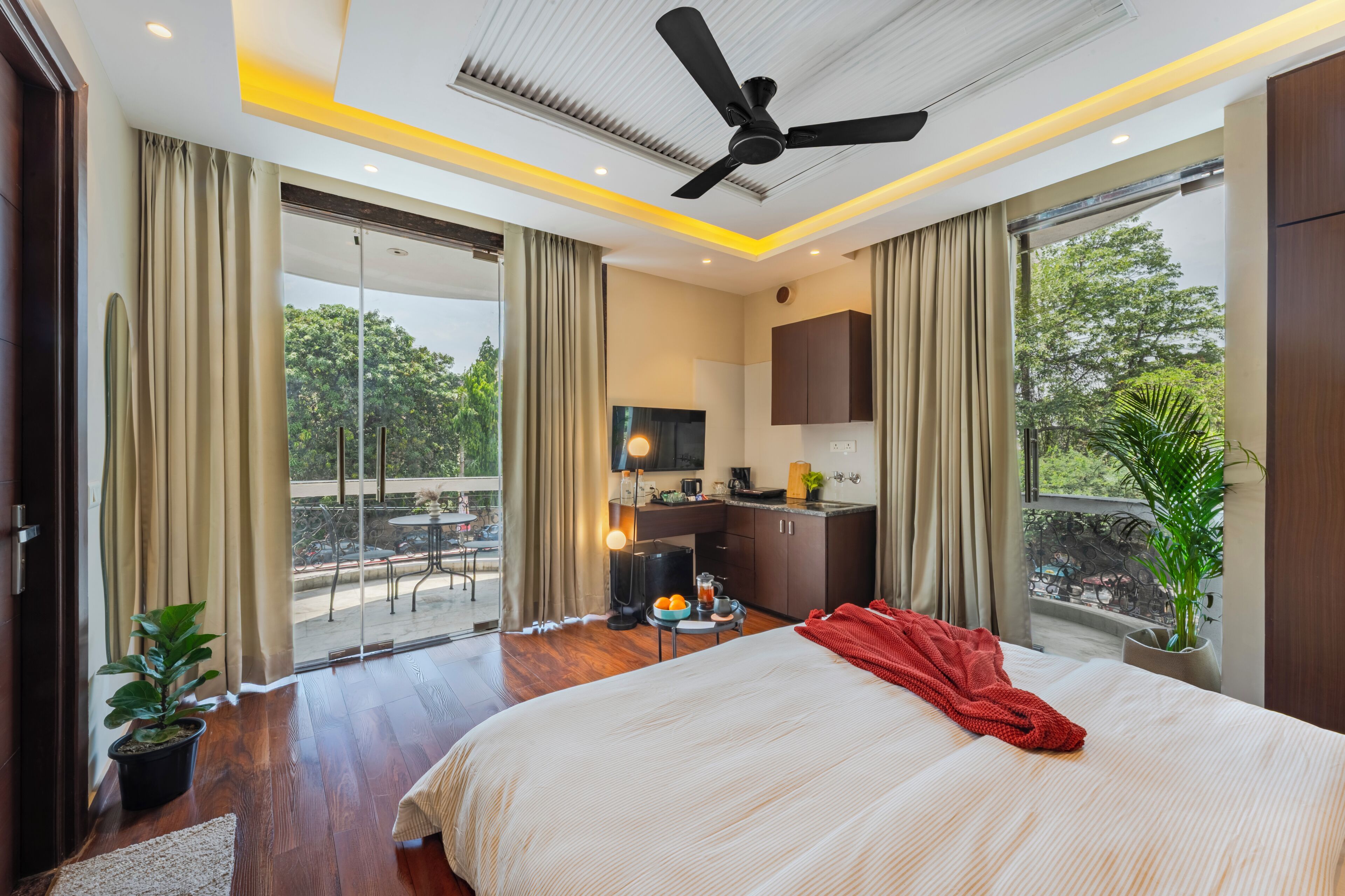 Superior Studio, Balcony, City View | Premium bedding, Select Comfort beds, minibar, desk