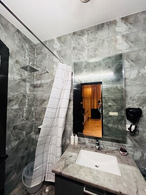 Superior Suite, Balcony, City View | Bathroom - ONEOFF - The South Delhi Edition (New Delhi)