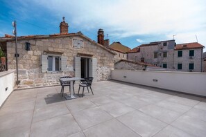 Camera doppia, vista cortile | Ristorazione all'aperto