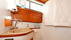 Une petite salle de bain comprenant un lavabo, des toilettes et un meuble en bois.