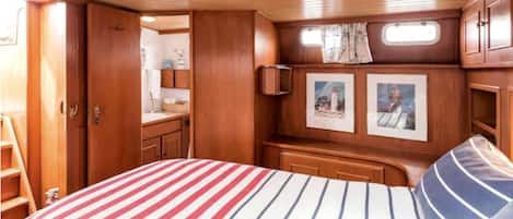 1 bedroom, bed sheets
