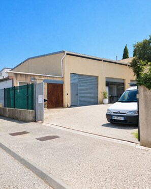 Exterior - Beautiful brand-new fully equipped apartment near Avignon and the Alpilles. (Boulbon)