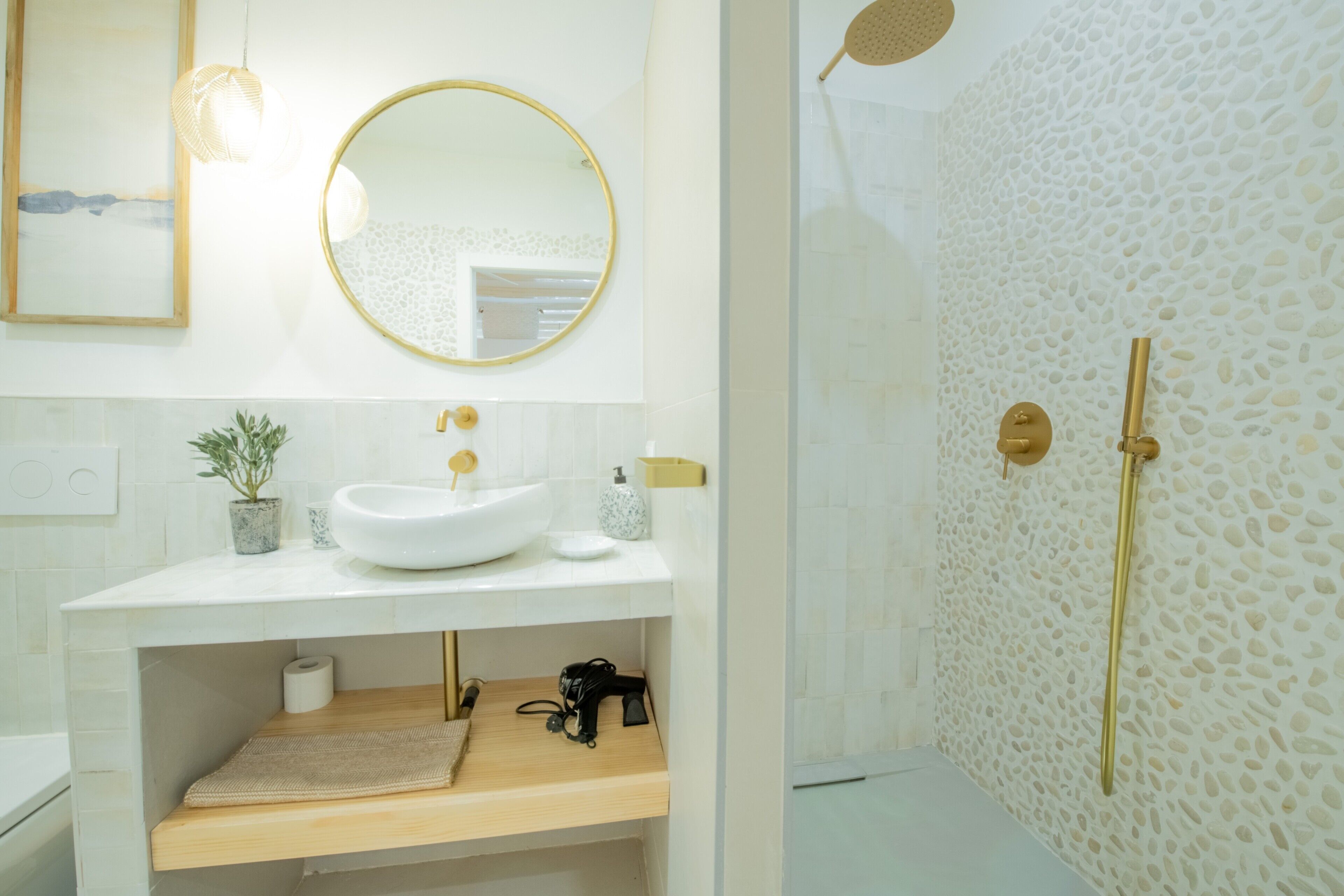 Een douche, een haardroger, handdoeken