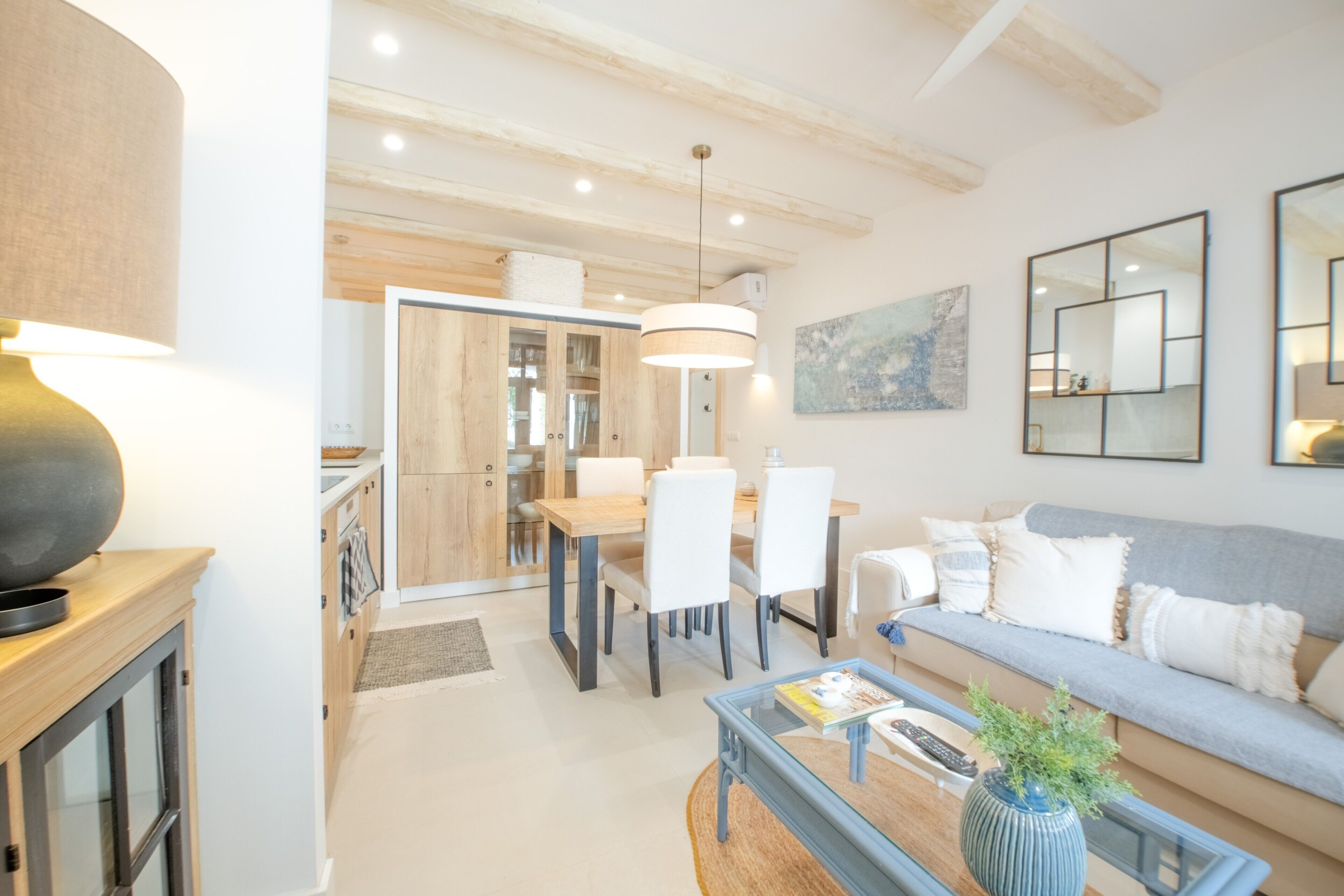 Un salon moderne avec un canapé, une table basse et un coin repas.