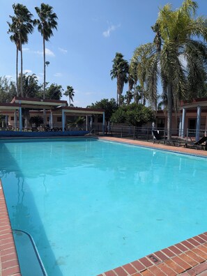 Una piscina al aire libre