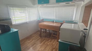 Kahden hengen deluxe-huone, 1 makuuhuone | Oleskelualue