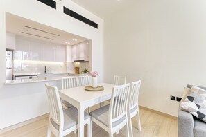 Exclusief appartement, niet-roken, uitzicht op zwembad | Dineren