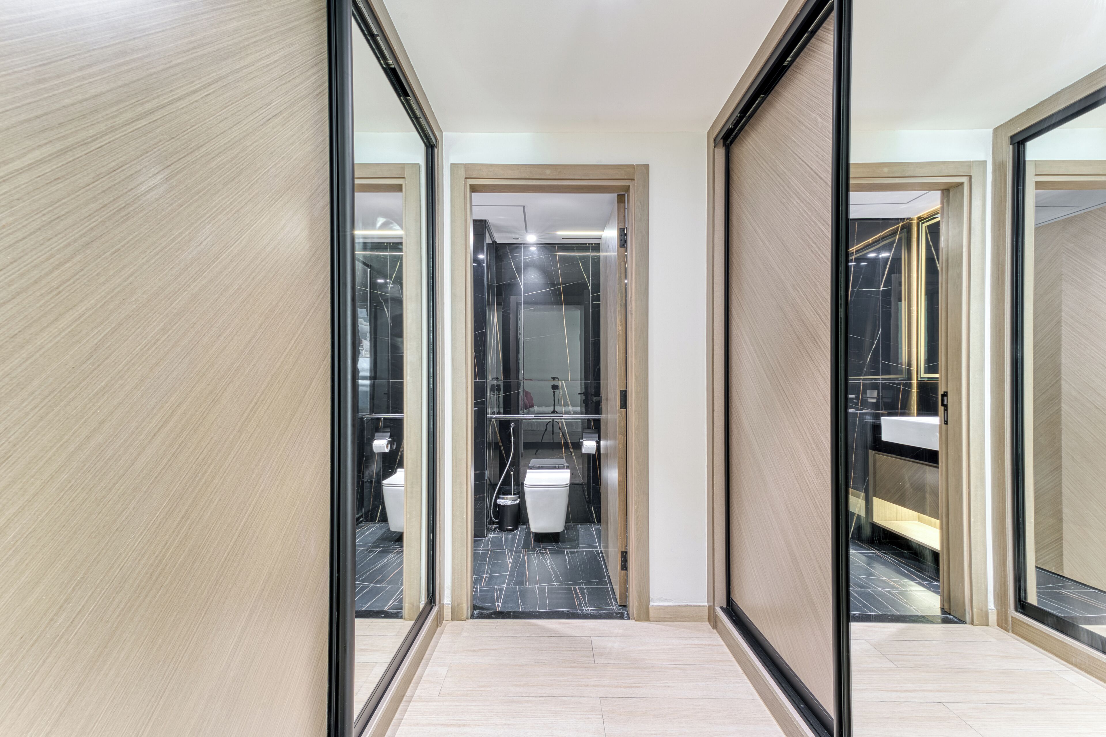 Exclusief appartement, niet-roken, uitzicht op zwembad | Badkamer | Een douche, een haardroger, badjassen, pantoffels