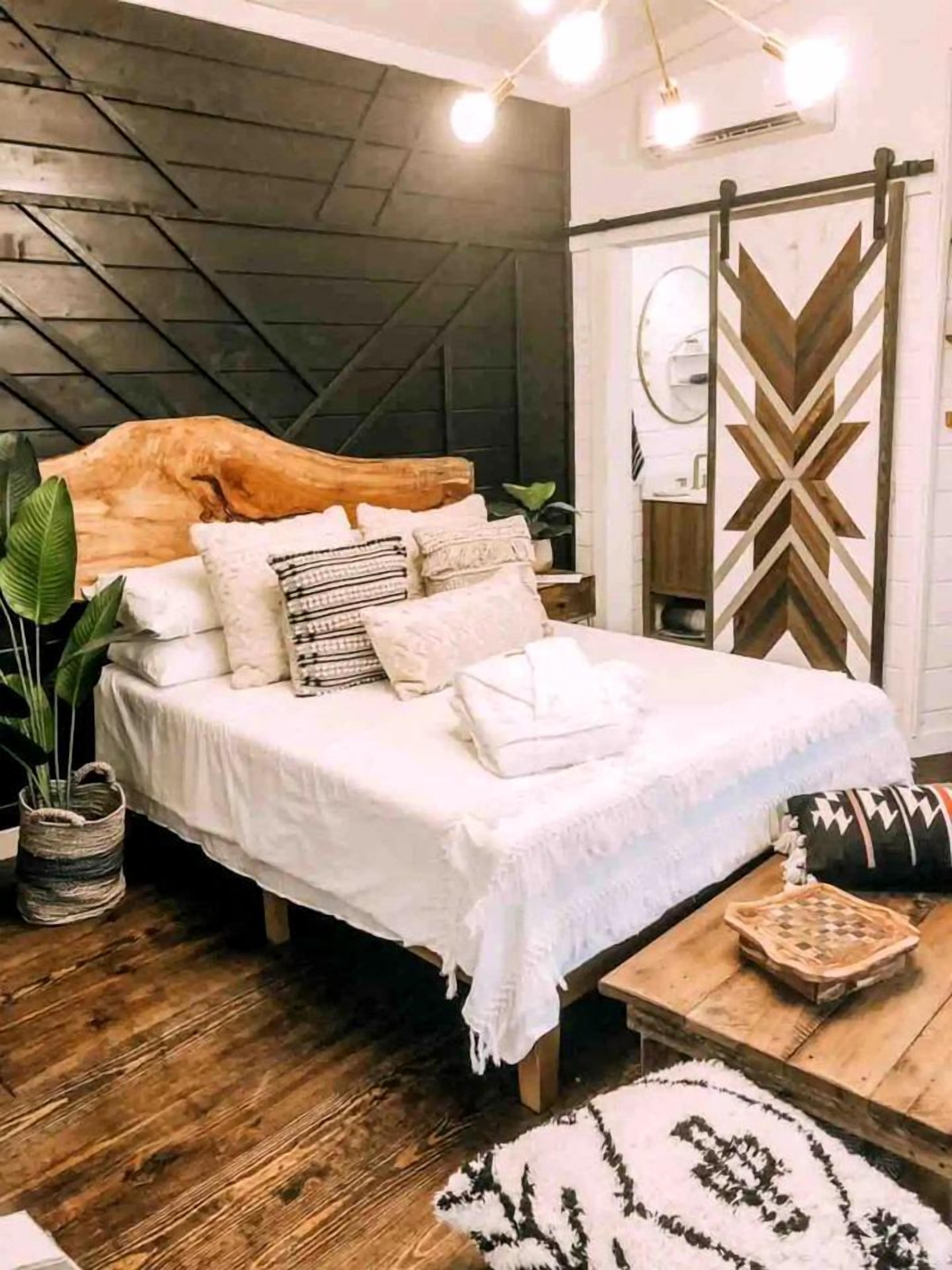 1 bedroom, bed sheets