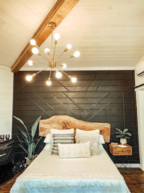 1 bedroom, bed sheets - Secluded Treehouse Rental Ideal for Glamping in Alabama (Crane Hill)