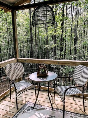 Outdoor dining - Secluded Treehouse Rental Ideal for Glamping in Alabama (Crane Hill)