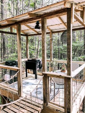 Outdoor dining - Secluded Treehouse Rental Ideal for Glamping in Alabama (Crane Hill)