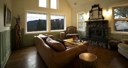 Luxury Cabin Rental in the Cascade Mountains near Crater Lake, Southern Oregon