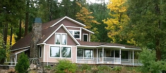 Luxury Cabin Rental in the Cascade Mountains near Crater Lake, Southern Oregon