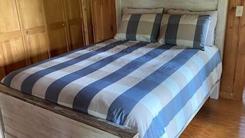 4 bedrooms, iron/ironing board, WiFi, bed sheets
