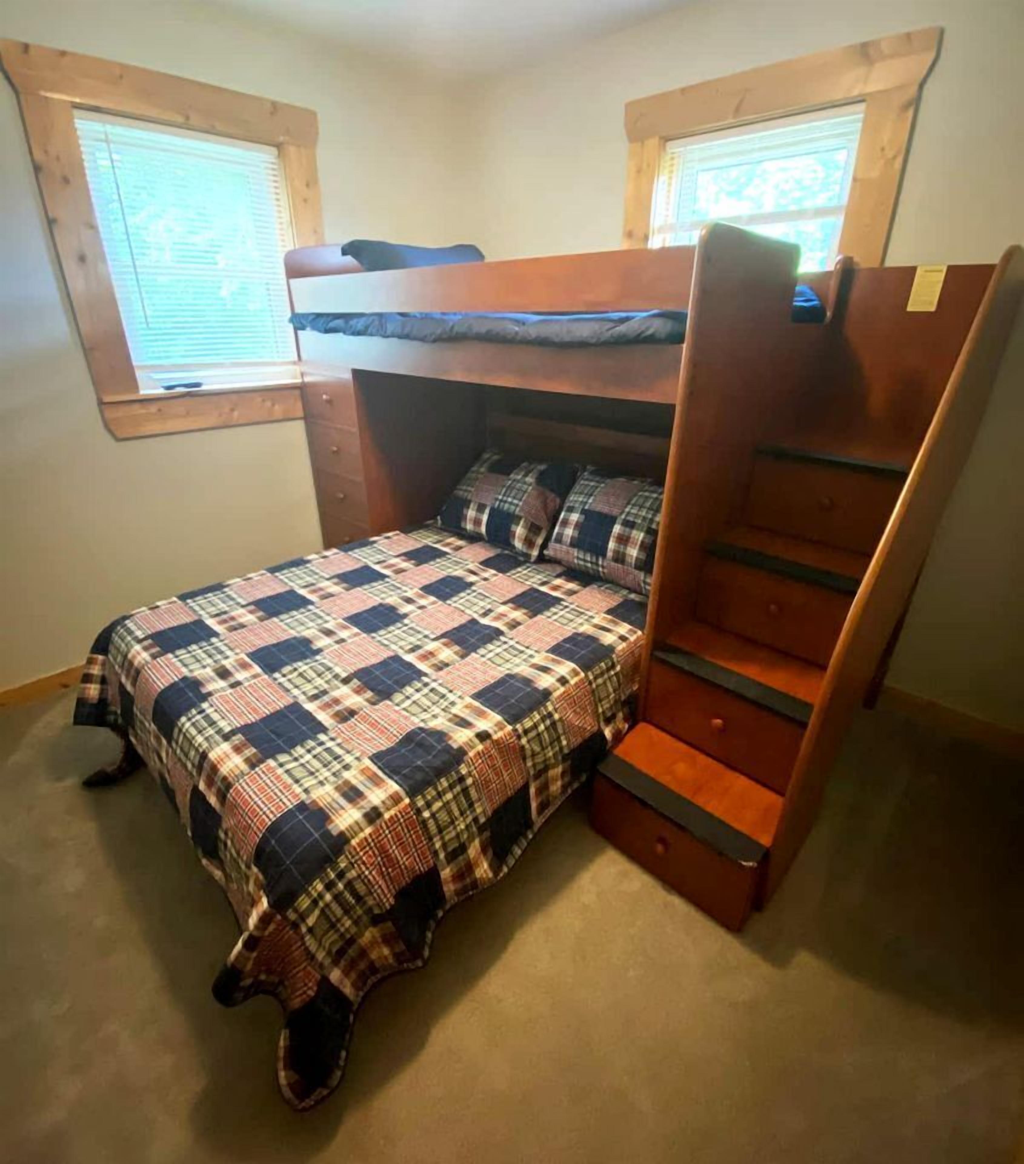 4 bedrooms, iron/ironing board, WiFi, bed sheets