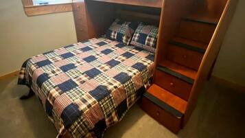 4 bedrooms, iron/ironing board, WiFi, bed sheets