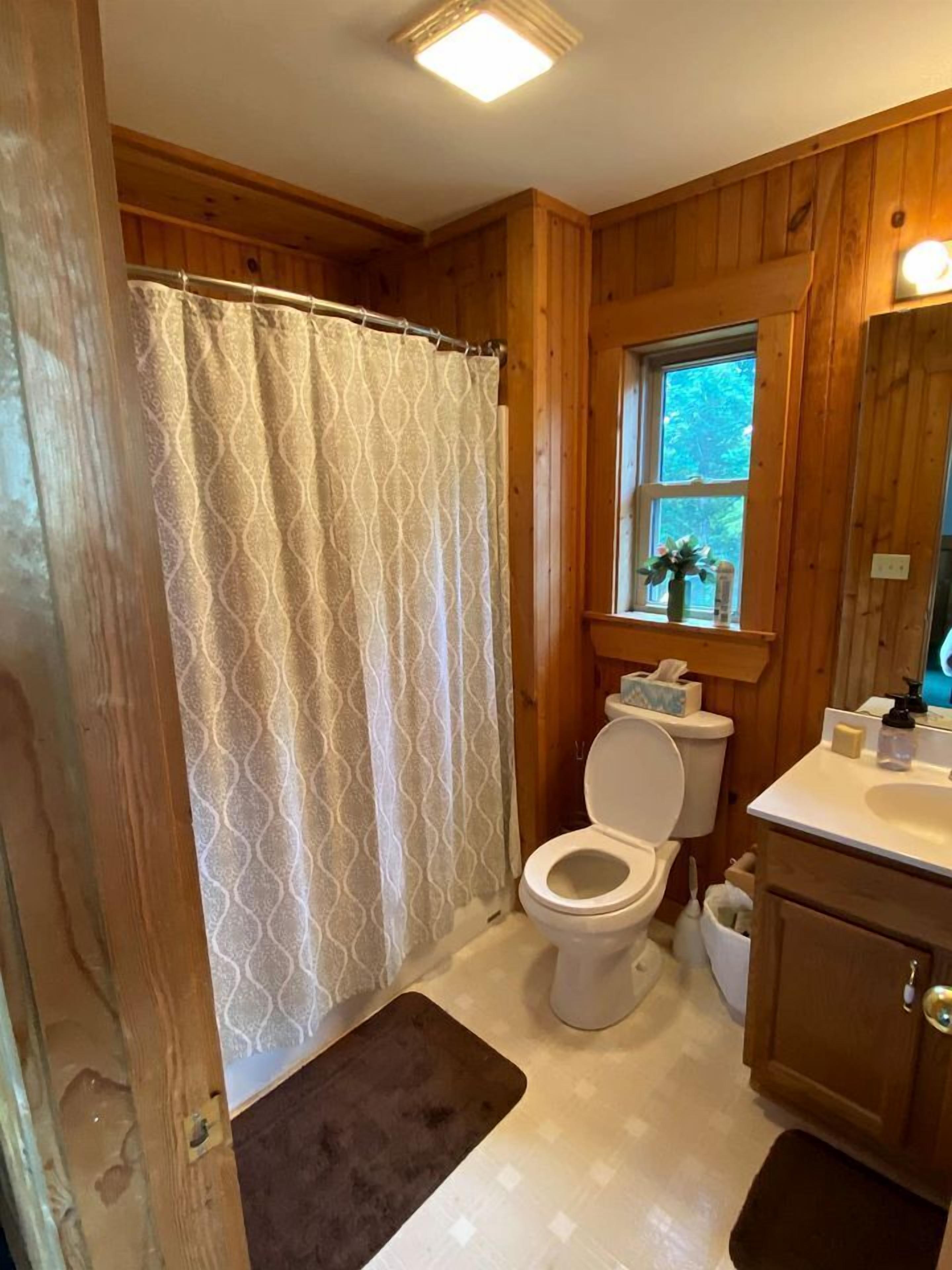 Towels, soap, shampoo, toilet paper