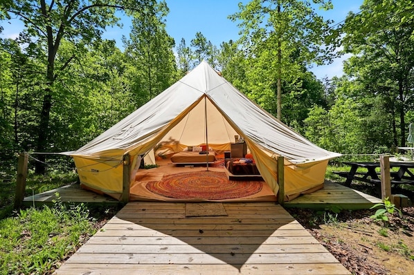 Outdoor dining - Nature-Forward Glamping Resort with Forest Paths and Meadow Hangouts in Stanton, Kentucky (Stanton)