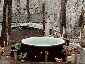 Outdoor spa tub