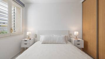 Een strijkplank/strijkijzer, wifi, beddengoed, rolstoeltoegankelijk