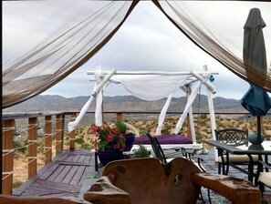 Outdoor dining - StarBeloved Temple Ranch (Yucca Valley)