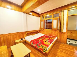 Deluxe Double Room - Hotel Shri Anand Berinag (Berinag)