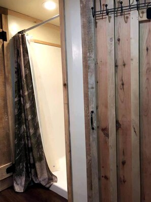 Toallas, jabón, shampoo, papel de baño 