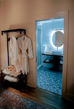 Hair dryer, towels, soap, shampoo - Cozy Rustic Cabin Nestled in the Scenic Reems Creek Valley for a Peaceful Mountain Escape Surrounded by Nature near the Pisgah National Forest in NC (Weaverville)
