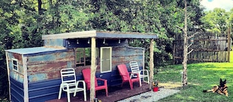 Cozy Tiny House on Working Farm, for Fun Glamping Trips in Kentucky