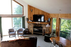 TV, fireplace, DVD player, ping pong - Lakefront Vacation Rental with a Deck and Hot Tub near Wisconsin Dells (Tomah)