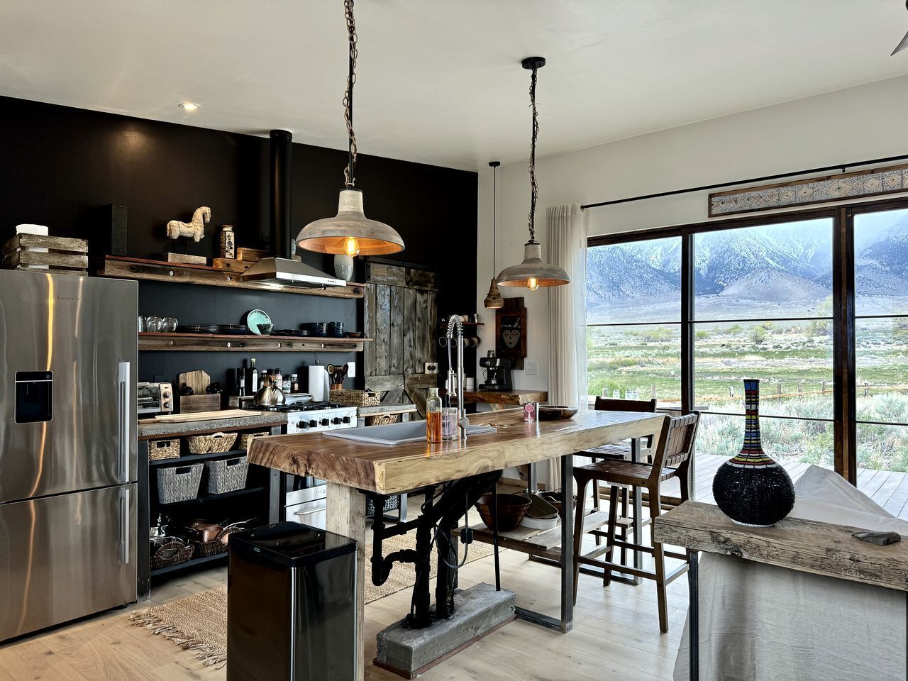 Coffee/tea maker, fridge, oven, stovetop