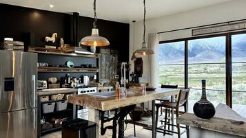 Coffee/tea maker, fridge, oven, stovetop