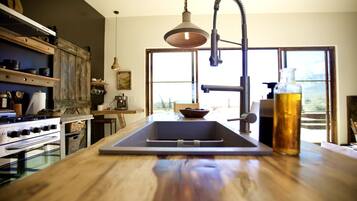 Coffee/tea maker, fridge, oven, stovetop