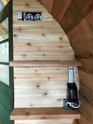 Un escalier en bois avec une multiprise et un appareil branché.