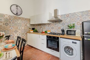 Fridge, microwave, oven, dishwasher - Charming Nest in the Heart of Lucca: "The Gallo Promenade" Just Steps from the Duomo (Lucca)
