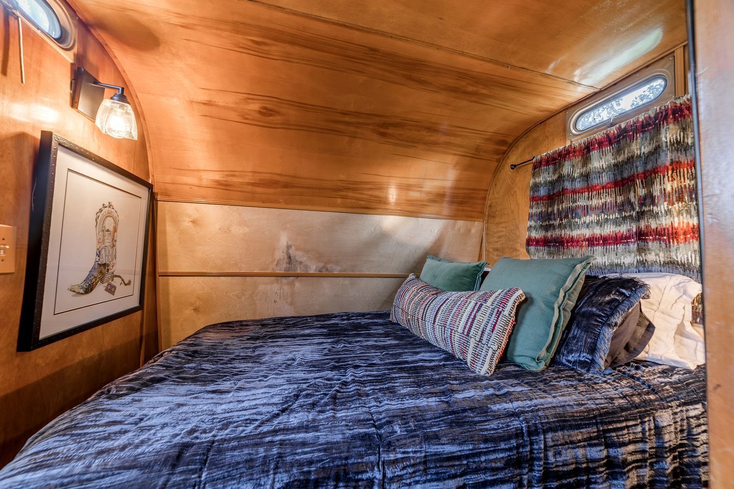 1 bedroom, WiFi, bed sheets. Vintage Camper Amazingly Equipped Great for a Unique Getaway in Texas