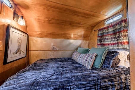 1 bedroom, WiFi, bed sheets. Vintage Camper Amazingly Equipped Great for a Unique Getaway in Texas