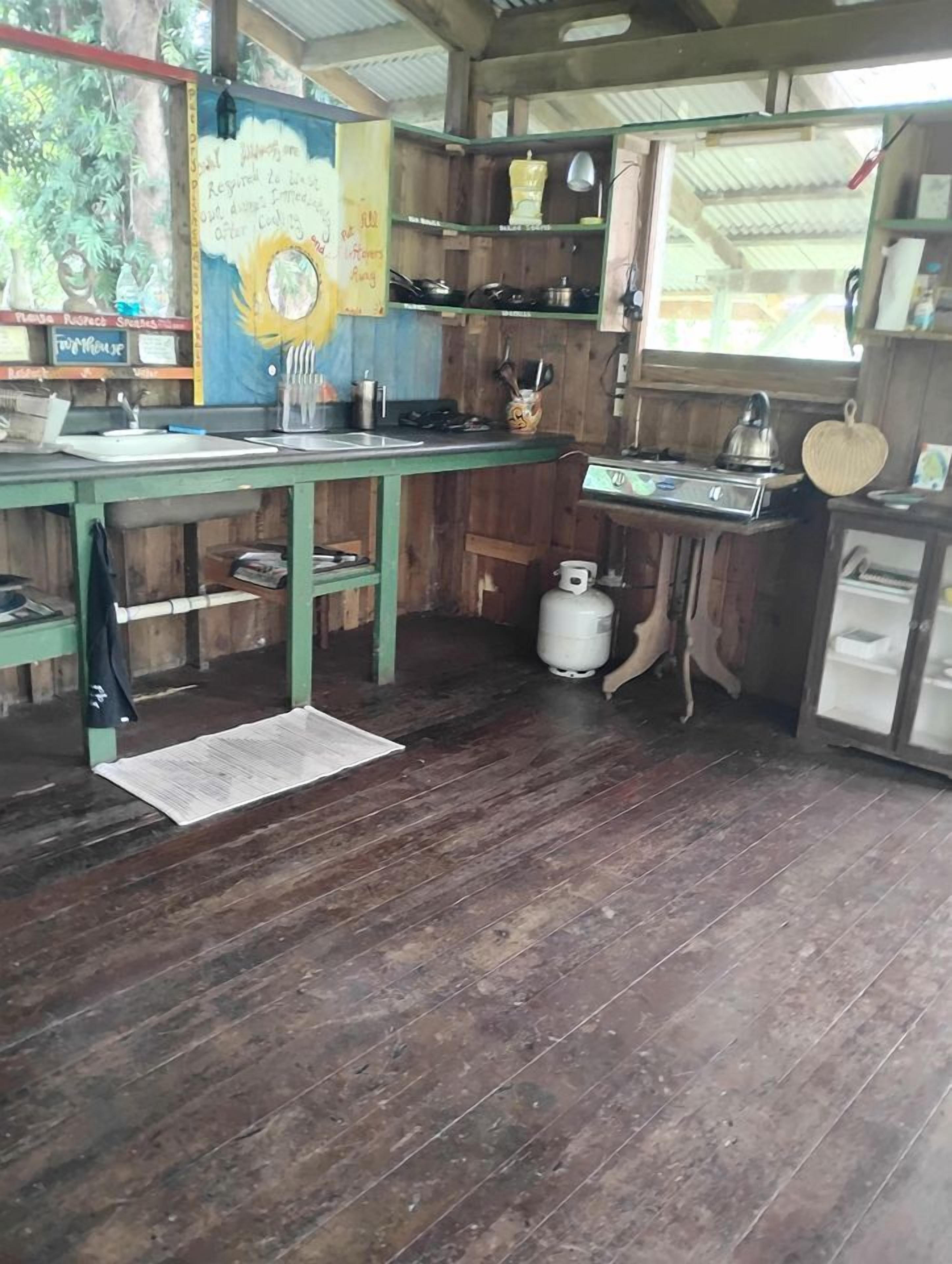 Cookware/dishes/utensils, dining table