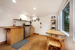 Private kitchen - Gorgeous Garden-Level Guest Suite for a Comfortable Getaway Surrounded by Nature in Rio Nido, California (Guerneville)